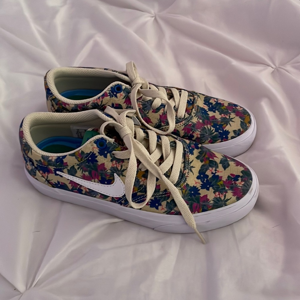 Flower Print Nike Shoes Youth Size 6W Size 4Y
